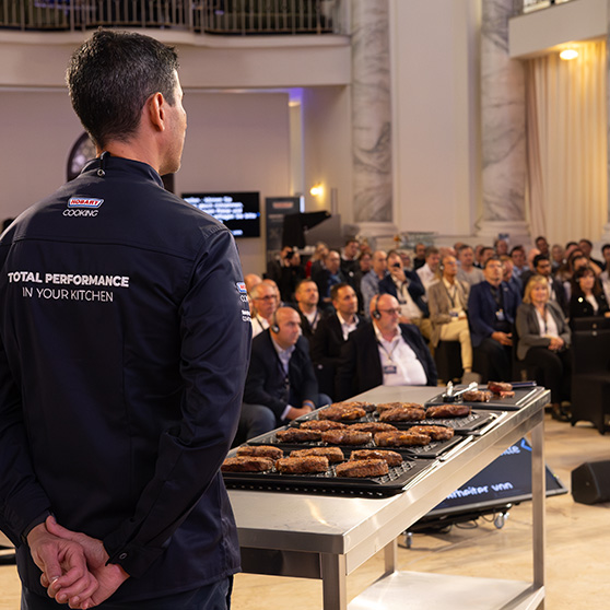 Live cooking demonstration with HOBART CHEF'S COMBI – preparing steaks in front of an audience in a formal setting