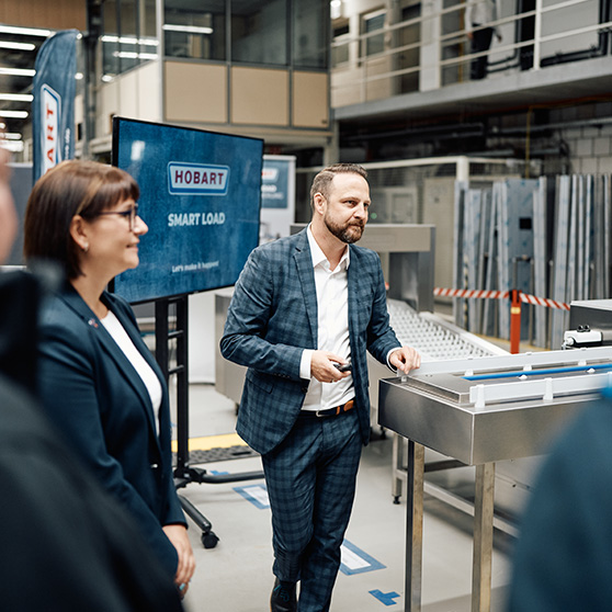 Presentation of the HOBART SMART LOAD system in an industrial setting with participants and equipment
