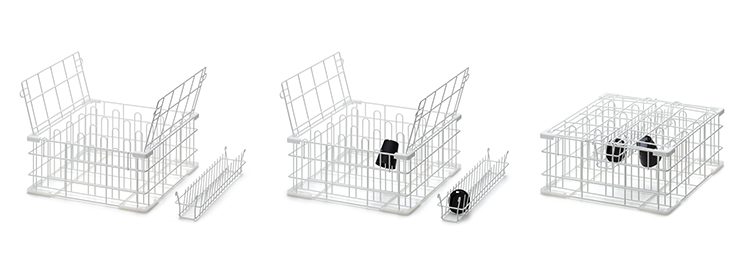 Drei HOBART Drahtkörbe mit Klappdeckeln und Einsätzen für das professionelle Spülen von Bechern, robuste Edelstahlkonstruktion für sichere Aufnahme und hygienische Reinigung von Labor- oder Messbechern.