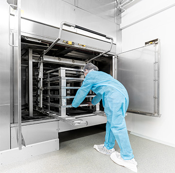 HOBART pallet washing system for industrial cleaning and disinfection of pallets in hygiene-sensitive environments, featuring stainless steel construction, large washing chamber, and automated process for maximum cleanliness and efficiency.